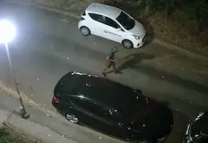 Агресивен мъж крещи и чупи огледала през нощтаМъж е заснет