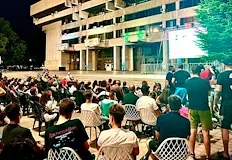 Видеостена събра футболните фенове пред сградата на ОбщинатаСтотици привърженици на