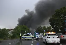 Огънят засяга площ от близо две хиляди квадратаДве халета за