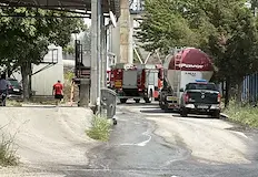 Четири екипа на пожарната обезопасяват съоръженията в районаПожар в резервоар