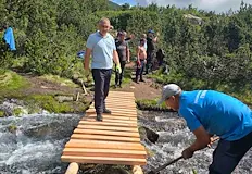 Съоръженията осигуряват безопасно преминаване над планински водоемиСлужители на дирекцията на