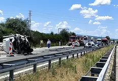 Кола с деца се вряза челно в бусДвама души загубиха