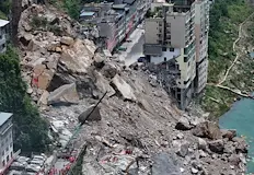 Над 1 100 жители са евакуирани след бедствиетоКално свлачище затрупа