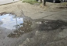Жител сигнализира за постоянен теч въпреки новия асфалтПитейна вода извира
