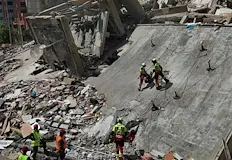 Той бил затрупан от 140 тона отломки след трусоветеСпасителни екипи