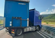 Движението в района остава временно парализираноТИР катастрофира на първокласен път