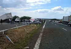 Един човек е затиснат в смачканите автомобилиТежка катастрофа затвори участък