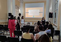 Лекари обучават русенци на грижи за бебетоДесетки майки и татковци