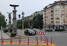 Остров от делинеатори блокира неправомерното движение в столицатаПластмасов разделителен остров