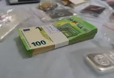 Иззети са луксозни коли злато и париСлужители на отдел Икономическа