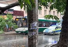 Ураганен вятър затвори улици и блокира тролейбусния транспортКратка но изключително