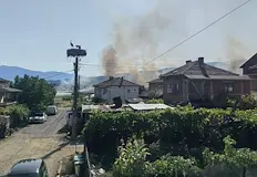 Вятърът в района затруднява овладяването на огнената стихияДва екипа на