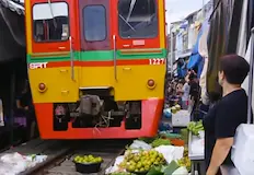 Всеки ден влак преминава буквално през сергиите на тържище в
