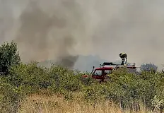 Шест екипа на пожарната се борят с огъняГолям пожар в