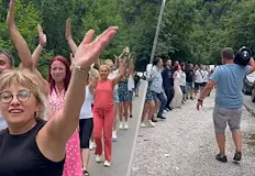 Шофьори от съседни държави поздравяват русенци с Бангаранга Десетки танцьори