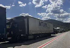 Секторът критикува институциите за принудителното спиране в аварийните лентиТранспортният сектор