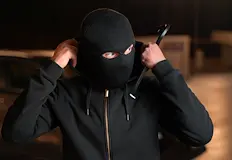 Крадците са задигнали пари в брой и дистанционноНеизвестни извършители са