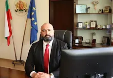 Областният управител спасява 50 декара плодородна земяОбластният управител на област