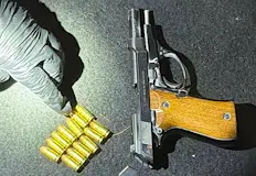 Мъжът е хванат с откраднато оръжие и наркотициСлужители на Главна