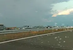Служителят на реда е настанен в болница с охлузванияПолицейски служител