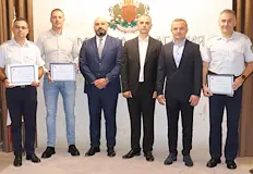 Областният управител отличи служители на МВРЧетирима служители от Областната дирекция