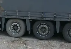 Камионът остава спрян до смяна на седем гумиУкраински шофьор отнесе