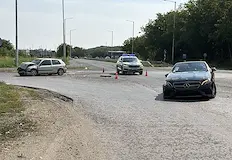 Сблъсък между кабриолет и кола с чужда регистрацияДвама водачи на