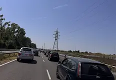 Хиляди пътуващи към морето попаднаха в капанОгромно задръстване се образува