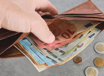Бюджетната комисия замрази минималната заплата на 620 евро