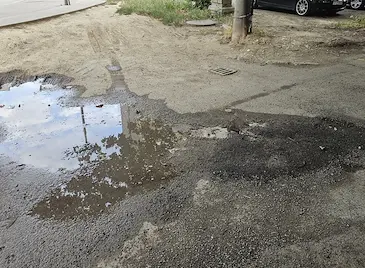 Вода извира повече от година в квартал „Родина“