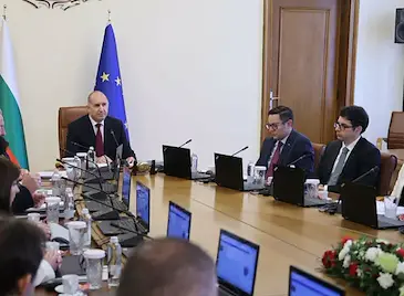 Румен Радев: Наследихме плячкосана хазна, но социалните плащания са гарантирани Румен Радев: Наследихме плячкосана хазна, но социалните плащания са гарантирани