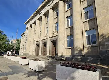 ​Съдът в Русе се барикадира с розови бетонови корита
