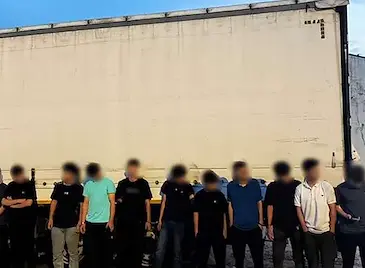 Заловиха 15 мигранти в камион край Дунав мост