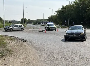 Двама шофьори пострадаха при тежка катастрофа край Мартен Двама шофьори пострадаха при тежка катастрофа край Мартен