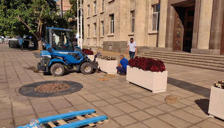 Зоната за сигурност вече е без импровизирани подложки от тухли