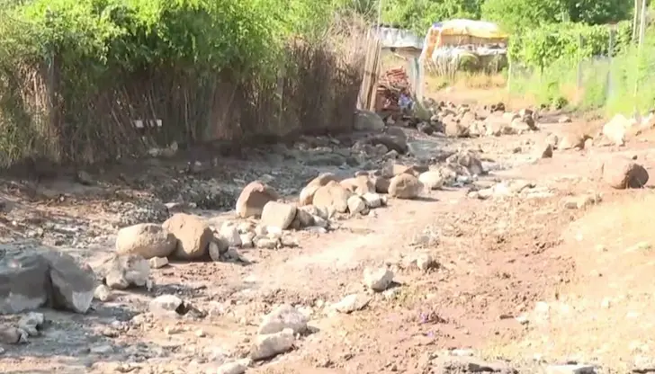 Жителите на село Крупник разчистват щети от наводнението Жителите на село Крупник разчистват щети от наводнението