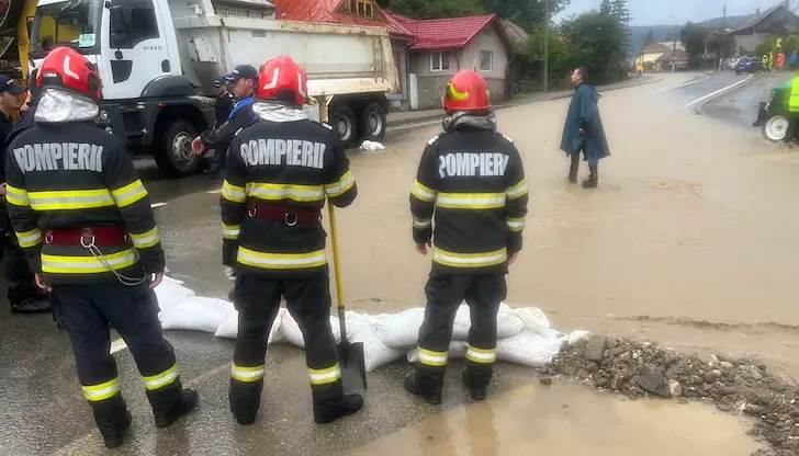 Над 10 000 спасители борят наводненията в Румъния
