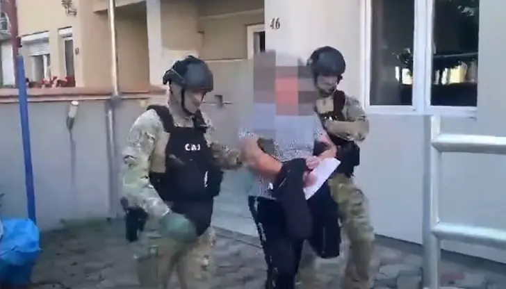 Задържани полицаи при разбиването на канал за мигранти