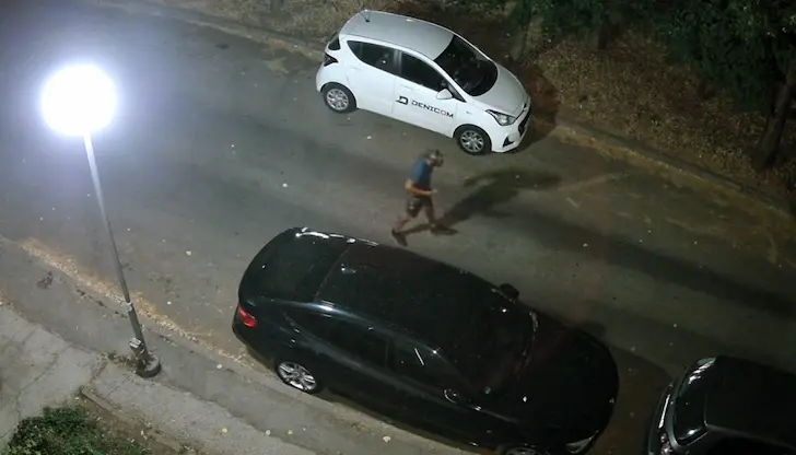 Агресивен мъж крещи и чупи огледала през нощта
