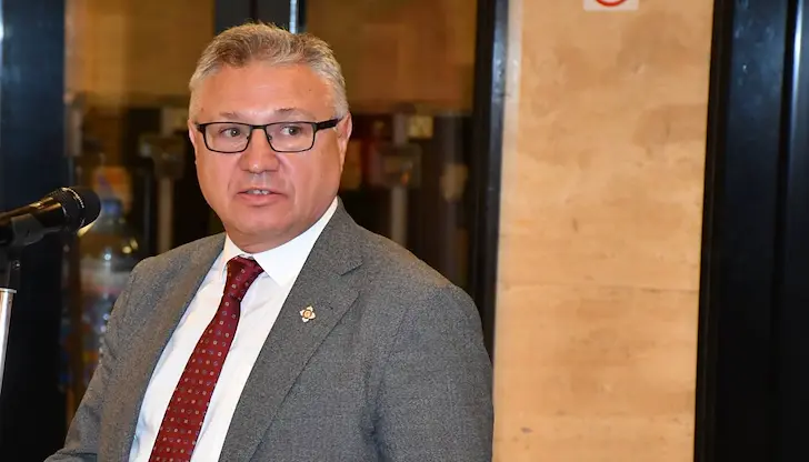 Управлението обслужва чужди интереси и изолира България