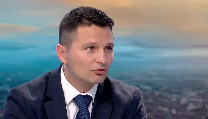 Депутатът пита кой финансира пътуванията на санкционирания политик