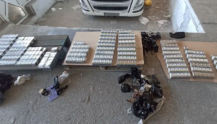 Задържаха 250 000 контрабандни цигари в ТИР-ове край Видин