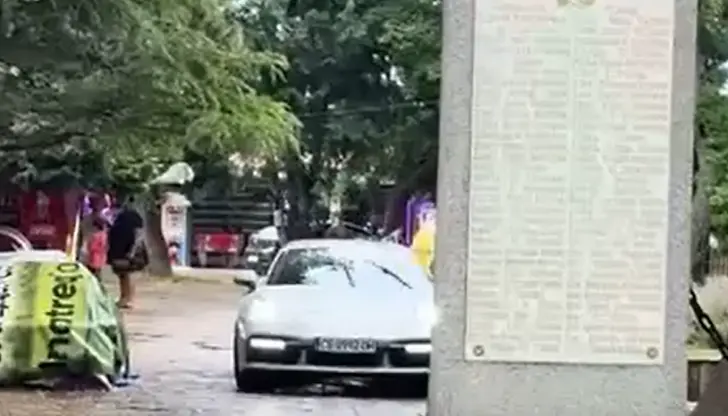 Община Созопол блокира алеите на парка с метални колчета Община Созопол блокира алеите на парка с метални колчета