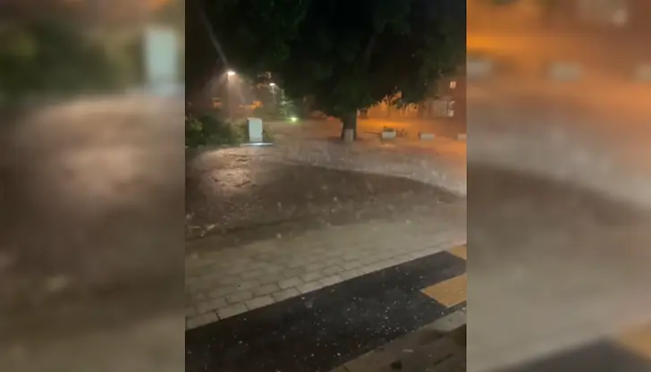 Порой и ледени късове блокираха града Порой и ледени късове блокираха града