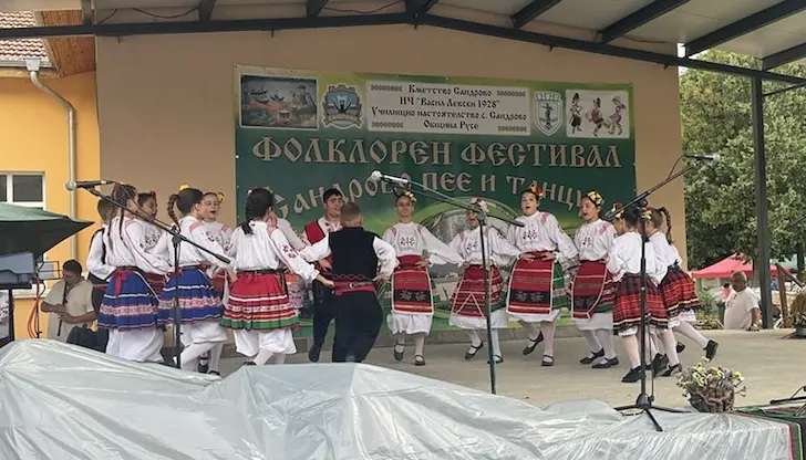Фолклорният фестивал "Сандрово пее и танцува" събра 850 участници