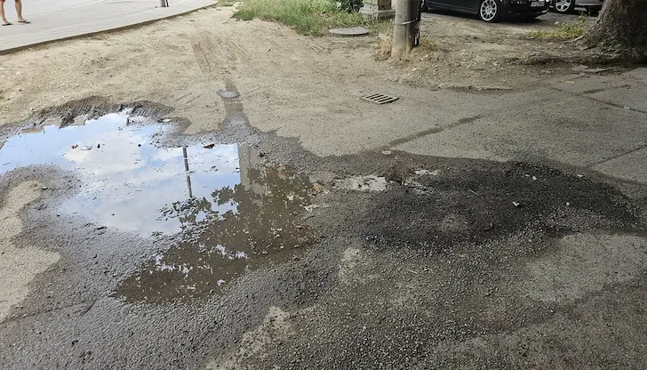 Постоянен теч на вода в квартал „Родина 1“ предизвика недоволство