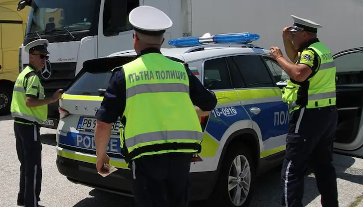 Трафикът се осъществява двупосочно само в едната лента Трафикът се осъществява двупосочно само в едната лента