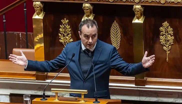 Френското правителство оцеля след вот на недоверие