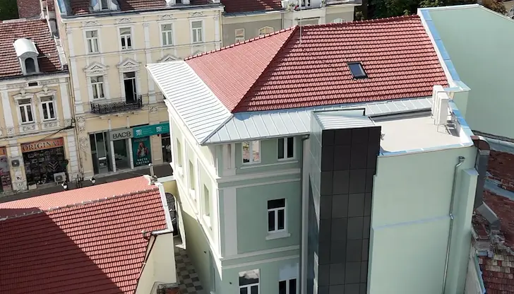 Сградата е напълно реновирана и достъпна