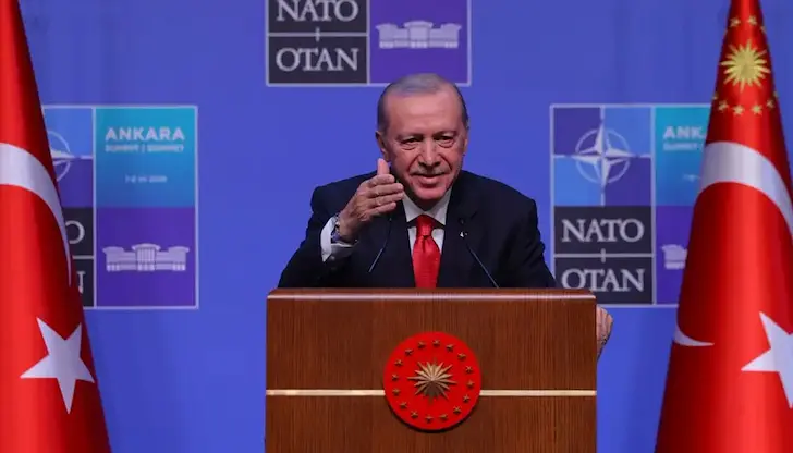 Ердоган подари гравирани револвери на лидерите от НАТО